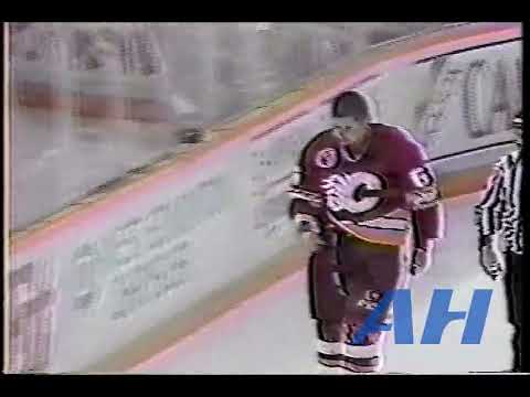 NHL Oct. 25, 1992 Edmonton Oilers v Calgary Falmes (R) Josef Beranek v Greg Smyth