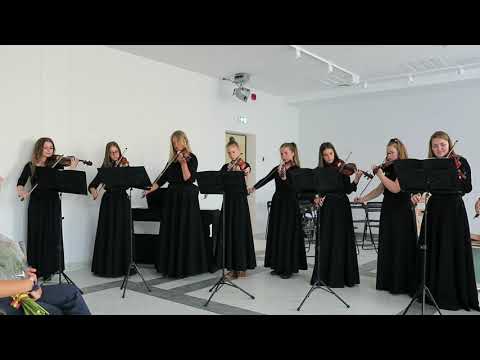 Koncertuoja Rokiškio Rudolfo Lymano muzikos mokyklos smuikininkų ansamblis. Vad. Oksana Sadauskienė ir Laima Kanopienė.