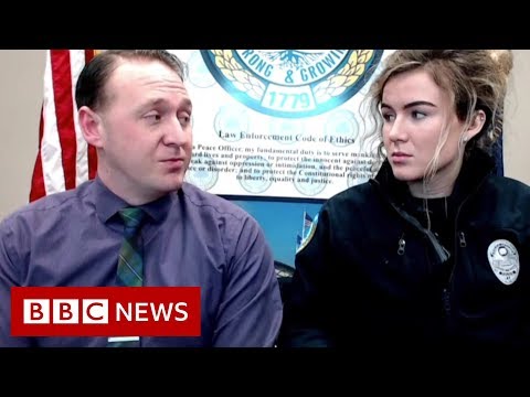 約會夜情侶挫敗持槍搶劫未遂 - BBC News (Date night couple foil attempted armed robbery - BBC News)