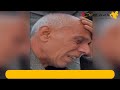 نظرة بألف كلمة.. طفل صغير يراقب مسنا يبكي عائلته في غزة..