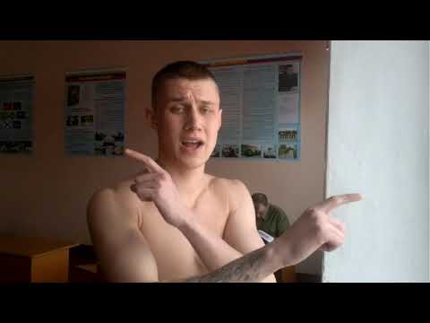 Парень поет красиво