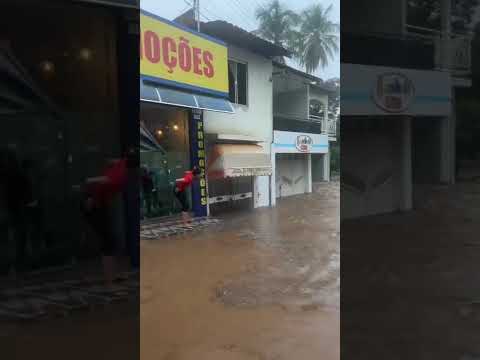Urandi-Bahia, rio transbordou dentro da cidade, meu Deus tenha misericórdia desse povo.