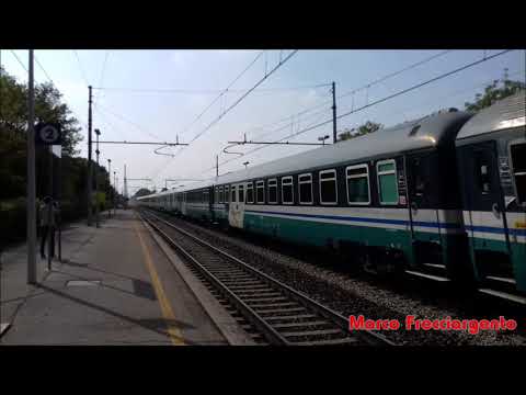 Transito alla Stazione di Paese (TV) E.402 A 010 con carrozze Pellegrini Unitalsi