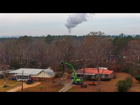Residential tree removal with the SENNEBOGEN 718