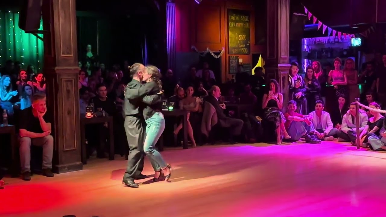 Pablo Villarraza y Carolina Lafata bailan en la milonga La Comedia