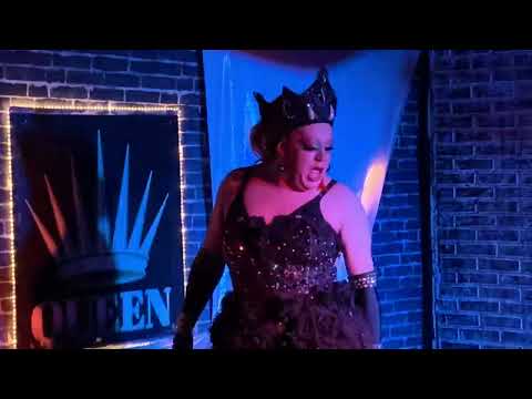 Mikaela Pitt - Bar Queen(Especial B-Day Donatella Vogue)