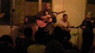 Benyamin Steinberg Performs Shlomo Carlebach's Shomer Yisrael 2009 (הזמר והיוצר בנימין שטיינברג) - התמונה מוצגת ישירות מתוך אתר האינטרנט יוטיוב. זכויות היוצרים בתמונה שייכות ליוצרה. קישור קרדיט למקור התוכן נמצא בתוך דף הסרטון