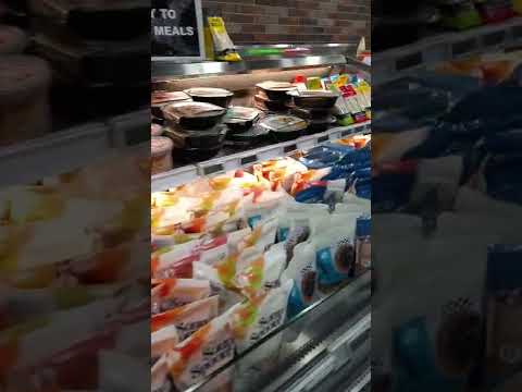 Comida de Singapura. Padaria frigorífica, saladas, churrasqueira, sushi.