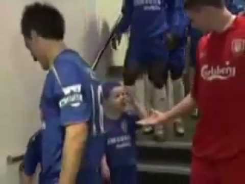 un niño del chelsea se burla de Gerrard.mp4