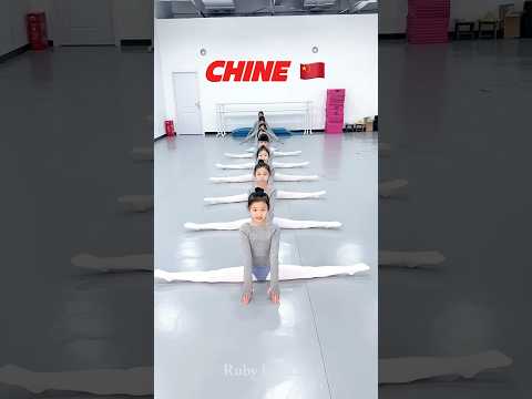 QUI FAIT LE MIEUX LE GRAND ÉCART FACIAL ? #gym #flexibility #shorts