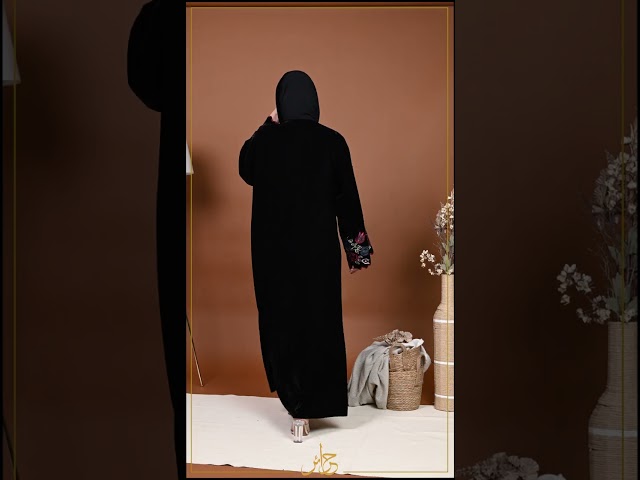 عباية مخمل بتطريز على الاكمام