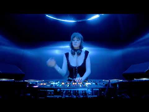 Annie Lew – Center Booth ◎ S2E32