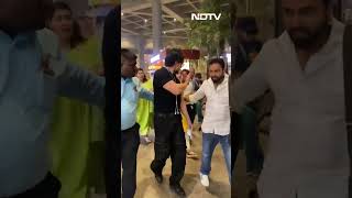 Tiger Shroff Poses For Selfies With Fans At Airport