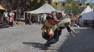 "Historisches Spektakel auf dem Herbstmarkt in Hohenmölsen", TV-Beitrag über die beeindruckenden Ritterkämpfe und die kunstvollen Handwerksarbeiten auf dem Markt, mit Einschätzungen von Martina Weber und Dirk Holzschuh.
