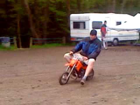 KTM Pocket 50 ccm vs. 115 kg in Belgien