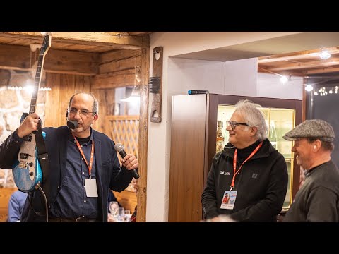 One man band “The Jazzbusker” playing “Ramblin’ on my mind” blues.