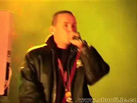 Disgrafix & Faiby (stadion hip-hop show boskovice 2006)