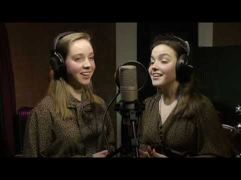 Сёстры Серафима и Мария Кузины исполняют песню "Родина"