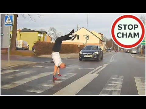 Przez pasy na rękach - akrobata na przejściu 