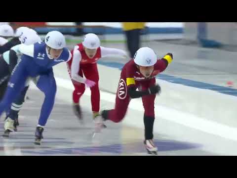 Irene Schouten Falls and Still Wins Mass Start