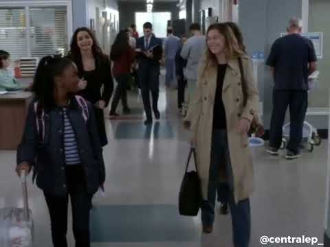 Meredith Grey arriving at the hospital with her children (19x07)