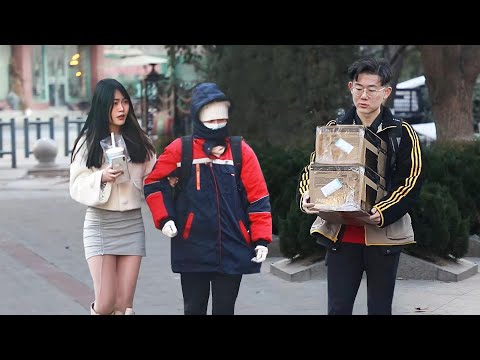  看到女快遞員送貨途中扭傷了腳腕，路人們會怎麼做？