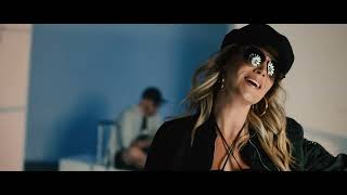 Das Video zu 'ONE WAY TICKET' (jetzt ansehen)