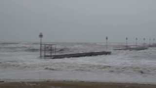 preview picture of video 'Lignano Pineta, mareggiata di febbraio 2014. Le onde passano sopra il pontile di Pineta'