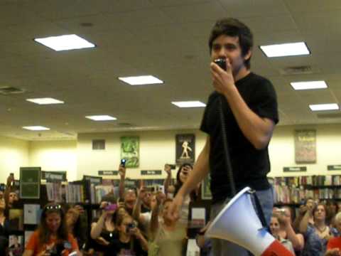 David Archuleta sings CRUSH for the fans a Lake Grove NY book signing!!
