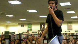 David Archuleta sings CRUSH for the fans a Lake Grove NY book signing!!