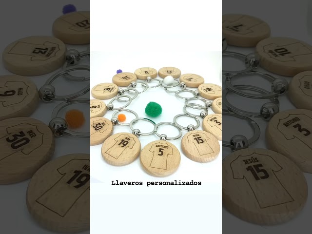 Vídeo relacionado con regalo grabado - 100 Llaveros Personalizados | Madera de Haya Natural | Ideal para Bodas, Comuniones y Bautizos | Grabado Rápido e Imborrable | Texto Personalizado hasta 3 Líneas | Unidades (100)