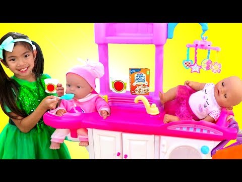 Emma cuida su muñeca bebé con Nursery Playset Juguetes para niñas