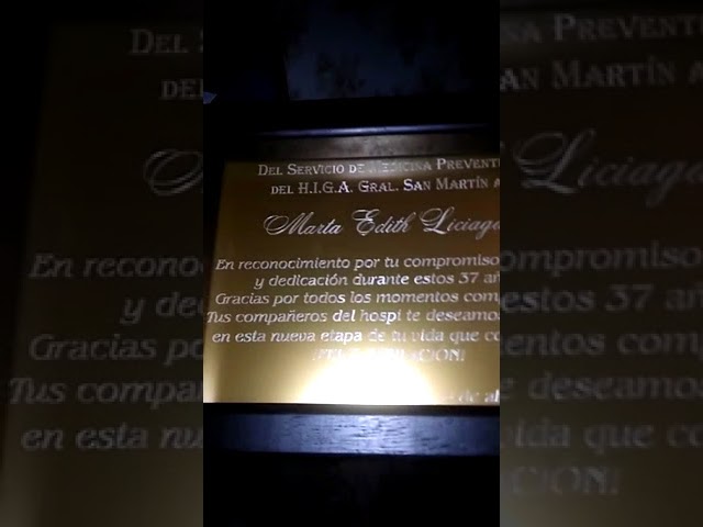 Vídeo relacionado con Placa con grabado funerario con ramita modelo 1 adhesiva modelo corazón (15x15 cm) personalizada 1-3 líneas en aluminio cepillado