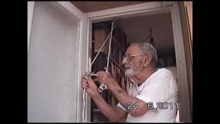 מתקן פיזיותרפיה ביתי לאלה שקשה להם להגיע למכון (ידידנו היקר משה רצון ז"ל) - התמונה מוצגת ישירות מתוך אתר האינטרנט יוטיוב. זכויות היוצרים בתמונה שייכות ליוצרה. קישור קרדיט למקור התוכן נמצא בתוך דף הסרטון