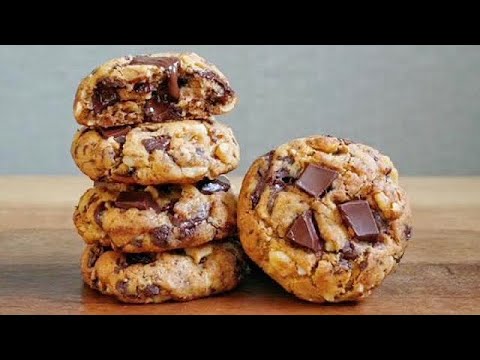 Easy Recipe for Perfect Crispy and Chewy Chocolate Chip Cookies! Delicious Bakery-Style Cookies