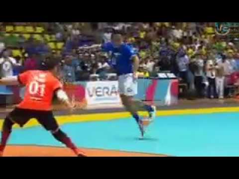 Falcão faz GOLAÇO de Lambreta e humilha goleiro • Reis do Drible 2017 08/01/17