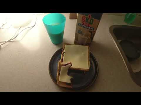 MongoTV_12707 - Min Natmad - TOASTBRØD Med JORDBÆR SYLTETØJ og OST