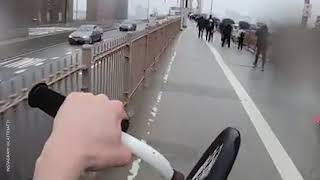 This Cyclist Took Back the Bike Lane on the Brooklyn Bridge