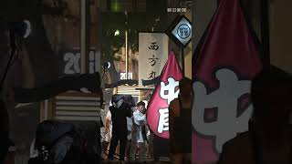 長崎の精霊流し　故人に思いはせ練り歩く
