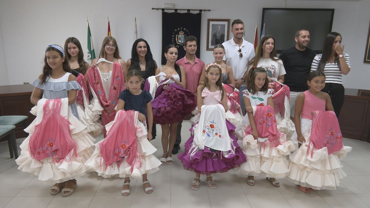 Se entregan los trajes a las reinas y damas de la feria Se entregan los trajes a las reinas y damas de la feria