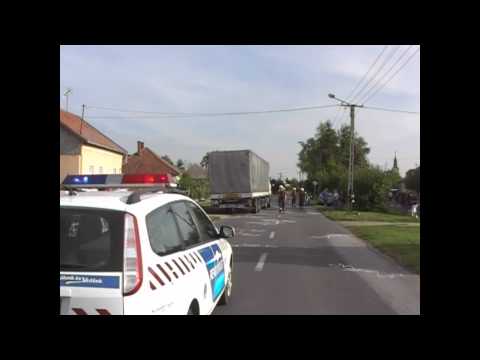 Rommá törte a Scania a kisautót Vitkán - szon.hu