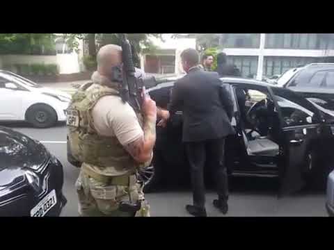 Momento em que Temer é abordado pela Polícia Federal em SP.