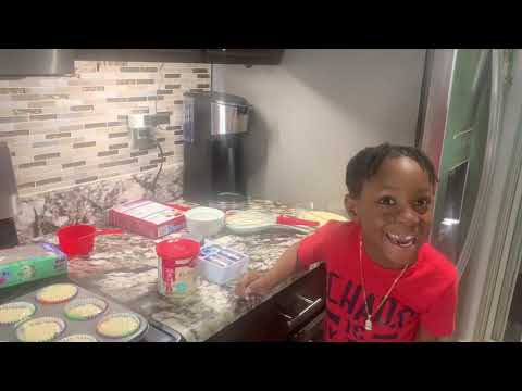 Kaeden making PJ masks cupcakes 🧁