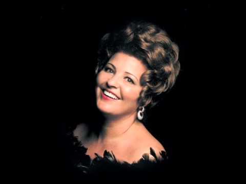 Pilar Lorengar sings "Si, mi chiamano Mimi" - LIVE!