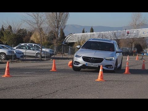 Opel Insignia Sports Tourer 2017 – Maniobra de esquiva (moose test) y eslalon | km77.com