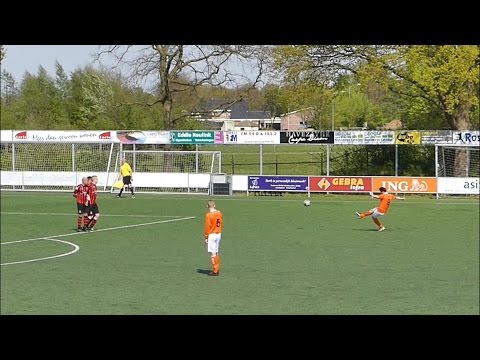 Ian Hengeveld schiet vrije trap op de lat (DVC '26 1 - DVV , 30-04-2017)