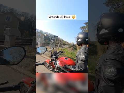 Motards vs train ! 😳 #moto #motard