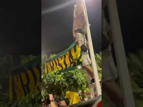 "Torcedores do Bucaramanga fazendo a festa!  Beira mar  de Fortaleza @leandroo1918" Barra: Fortaleza Leoparda Sur &bull; Club: Atlético Bucaramanga