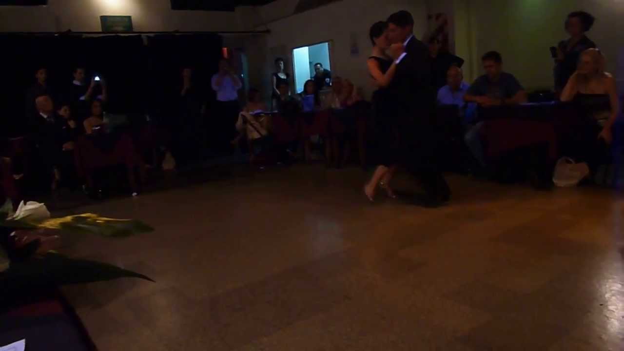 Julieta Qüesta y Rauli Choque bailan "Milonga vieja milonga" en "Porteño y Bailarín"