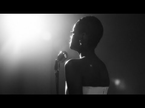 Naomi Kimpenu - Standing On The Edge